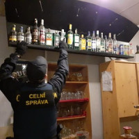 Skrytý prodej, neznačené výrobky a nelegální líh: celníci zasáhli po celé republice